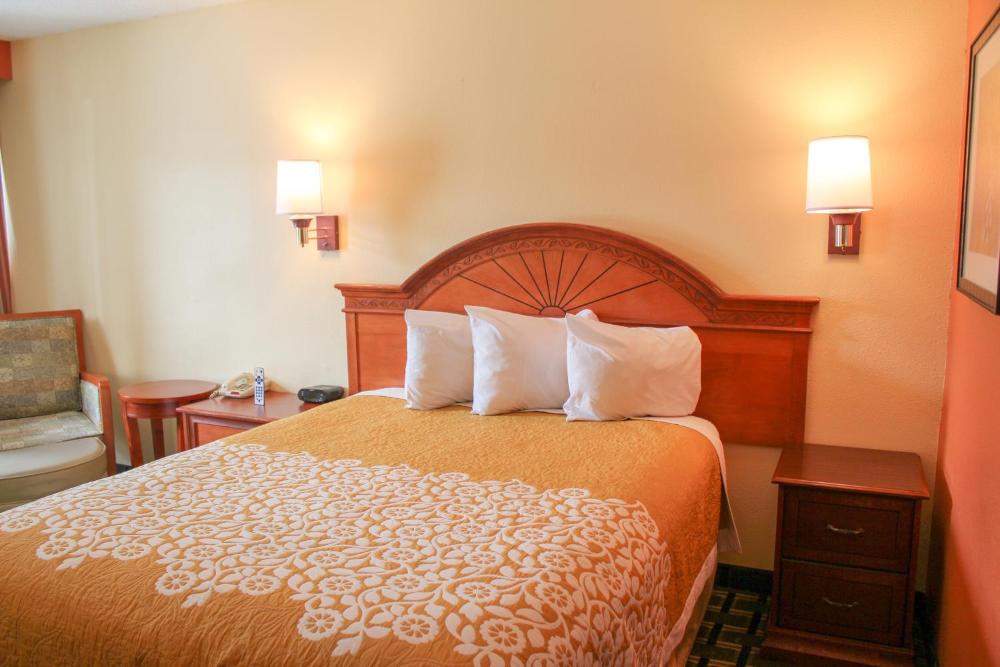 Standard Queen Room - Non-Smoking interior
